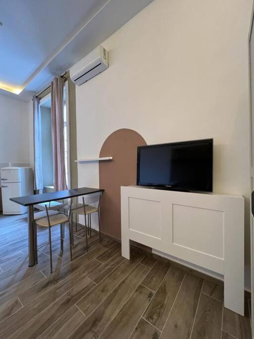 Centralissimo E Silenzioso Naples Luaran gambar